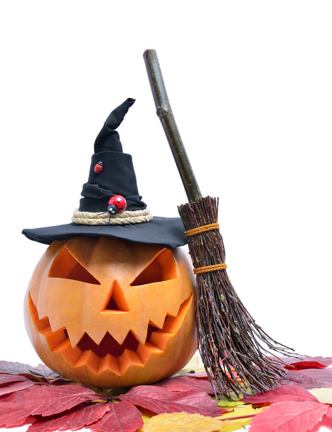Kürbis für Halloween isoliert auf weißem Hintergrund. Jack-Laternen-Kopf aus Kürbis für Halloween geschnitzt. - Foto, Bild