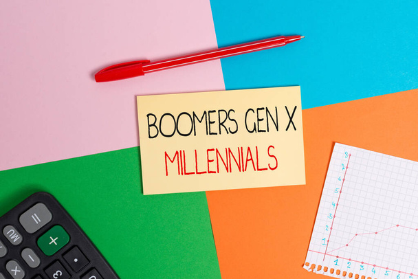 Texto de escritura de palabras Boomers Gen X Millennials. Concepto de negocio para generalmente se considera que es de unos treinta años Aparato de oficina colorido escritorio cuadrado estudio suministros etiqueta engomada de papel vacío
. - Foto, imagen