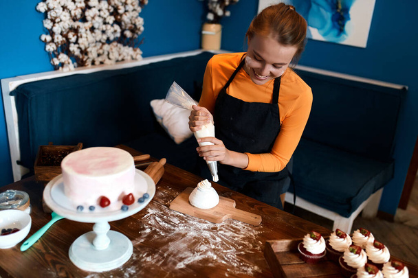 new technic and skills of decorating cupcakes - Valokuva, kuva