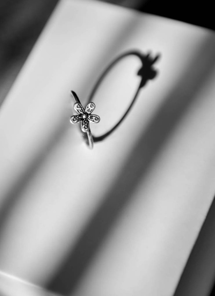 pierścień w kształcie kwiatu srebra - Zdjęcie, obraz