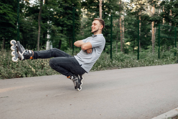 ローラースケート、公園での男性のティーンエイジャーの圧延。都会のローラースケート,アクティブな極端なスポーツ屋外 - 写真・画像