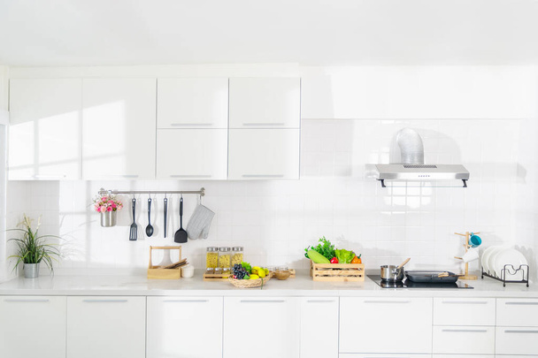 Pure white dream kitchen that is totally spotless. - Fotografie, Obrázek