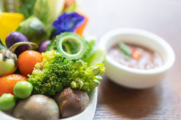 Красивые свежие овощные украшения на белой тарелке с пряными креветками макароны тайская кухня
. - Фото, изображение