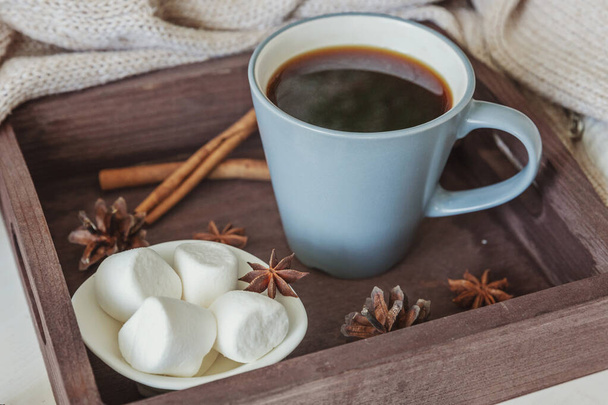 Csésze kávé rusztikus fa tálcán, édes Marshmallow és meleg gyapjú pulóver - Fotó, kép