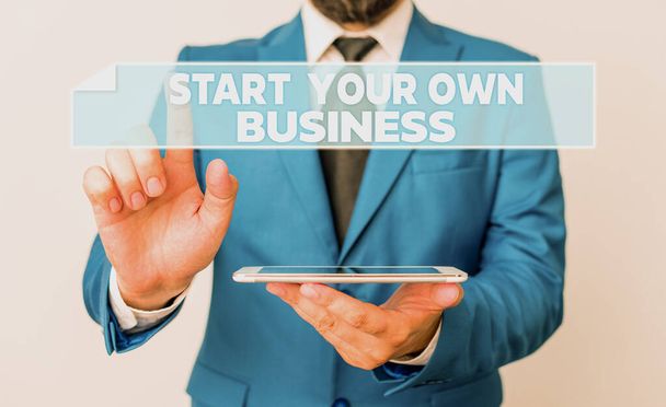 Tekst pisma Start Your Own Business. Koncepcja oznacza przedsiębiorczy Venture a Startup Wpisz do handlu Businessman z palcem wskazującym przed nim. - Zdjęcie, obraz