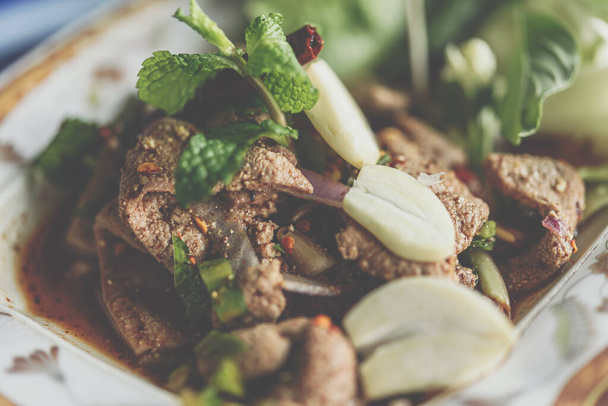 Salada de fígado de porco picante (Tub Wan) é comida tailandesa Esan
 - Foto, Imagem