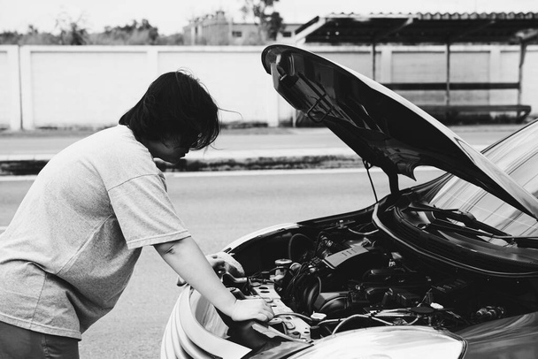 Женщина несчастна и мрачна из-за проблем с автомобильным двигателем
 - Фото, изображение