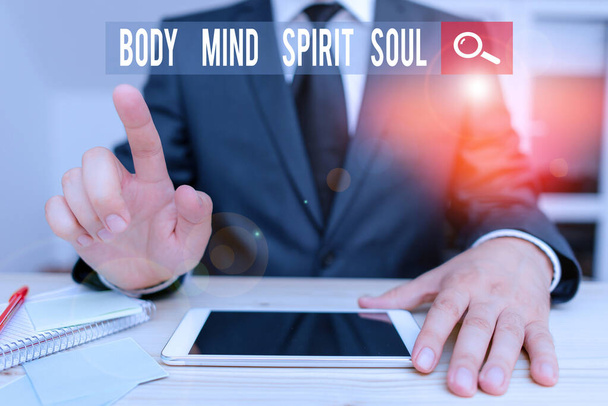 Escrita de mão conceitual mostrando Body Mind Spirit Soul. Foto de negócios mostrando equilíbrio pessoal Terapia Consciência estado de espírito
. - Foto, Imagem