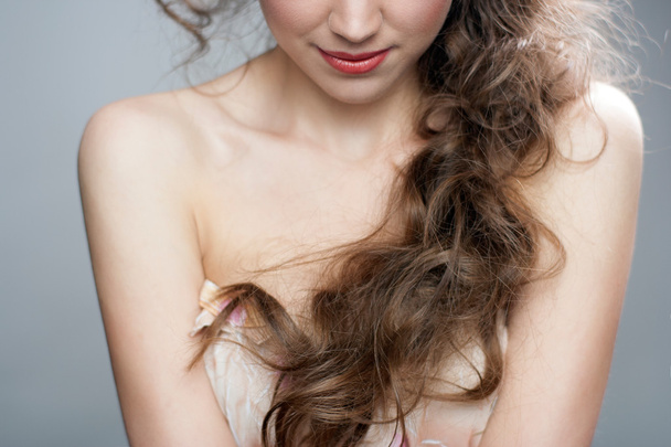 Красива жінка з довгим кучерявим волоссям
 - Фото, зображення