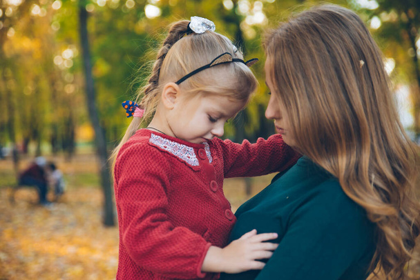 mother daughter love hug at autumn city park - Foto, Bild