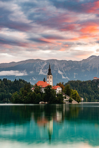 Vled Lake Szlovéniában Church on Island at Sunrise. Szlovénia - Fotó, kép