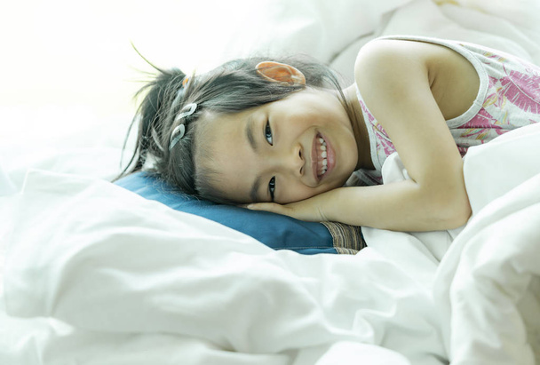 Asiatique petite fille réveillé
  - Photo, image