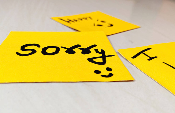 Слово "Вибачте", написане на жовтому папері. - Фото, зображення
