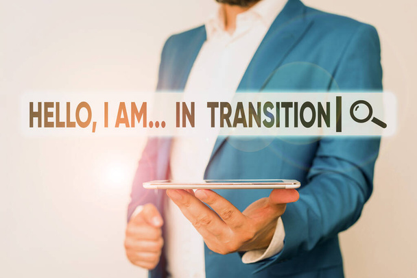 Znak tekstowy "Hello I am in Transition". Conceptual photo Proces zmiany Postęp w planowaniu nowych rzeczy Człowiek w niebieskim apartamencie i białej koszuli trzyma telefon komórkowy w dłoni. - Zdjęcie, obraz