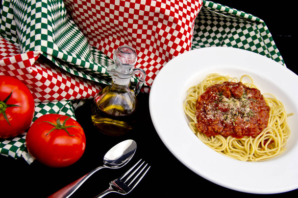Włoski posiłek ze spaghetti i sosem bolońskim - Zdjęcie, obraz