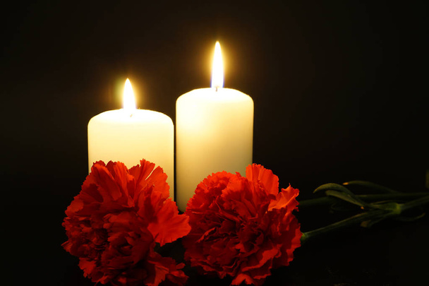 Dos velas encendidas con flores
. - Foto, Imagen