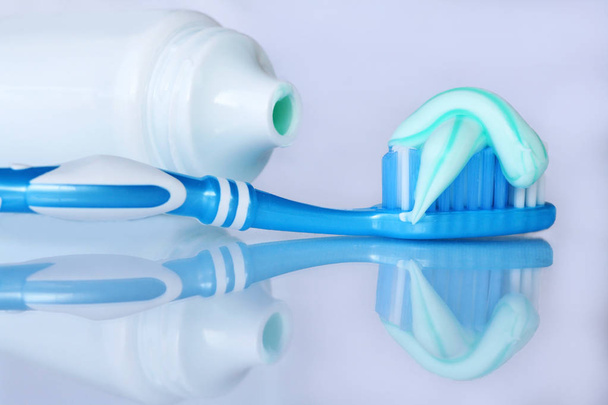 Gute Zahnpflege mit Zahnbürste und Zahnpasta ist wichtig und gesund. - Foto, Bild