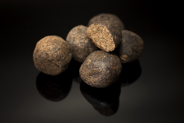 cacao crudo orgánico hecho a mano sobre un fondo negro
 - Foto, imagen