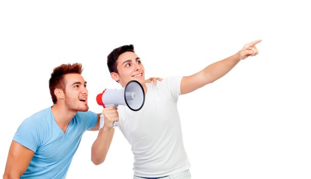 Les jeunes hommes et son ami crie à travers un mégaphone
 - Photo, image