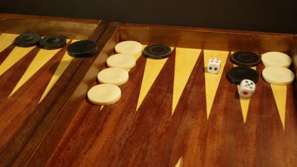 Detail van een backgammon spel met twee dobbelstenen - Video