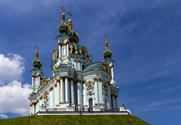 Kiev. Andreevskaya église contre le ciel bleu
. - Photo, image