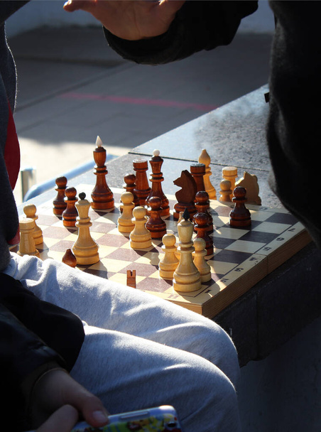 Pessoas mais velhas jogam xadrez na rua. Os idosos passam o seu tempo livre
. - Foto, Imagem