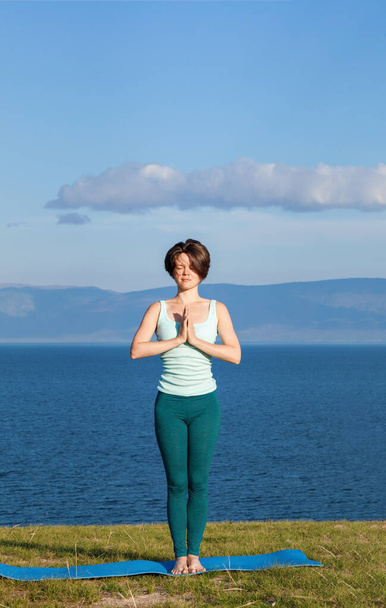 Woman Yoga. Woman practice meditation at the coast - Foto, afbeelding