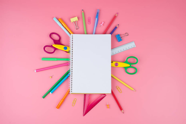 Fournitures scolaires colorées sur un papier sur fond rose avec pl
 - Photo, image