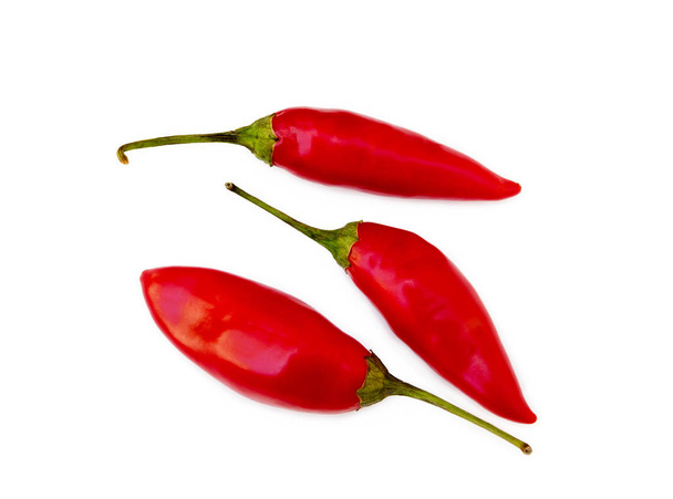 rode hete pepers geïsoleerd op witte achtergrond - Foto, afbeelding