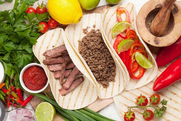 Tacos mexicanos cocinando
 - Foto, imagen