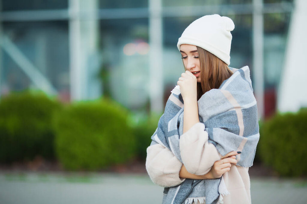 Холодно и грипп. Женщина с гриппом на улице в шапке
 - Фото, изображение