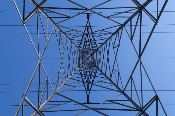 Indická vesnice elektrické světlo věž pohled modrá obloha vedení vedení - Fotografie, Obrázek