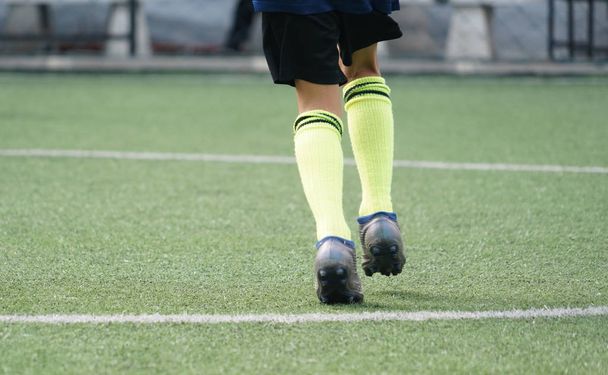 I piedi del bambino si esercitano a correre e muoversi sul campo di calcio
 - Foto, immagini