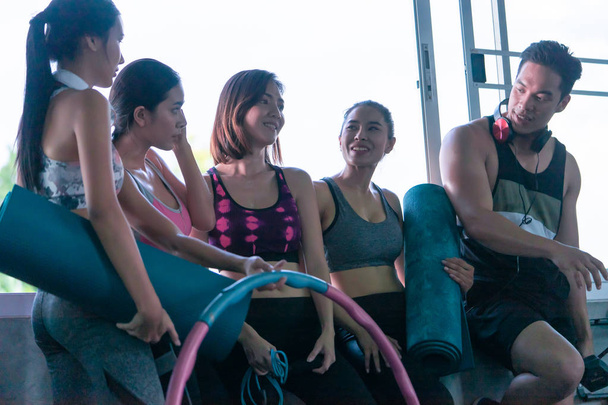 Junge Gruppe gesunder Freunde trainiert in Fitness-Studio - Foto, Bild