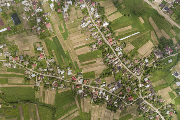 Сверху вниз вид на город или деревню с рядами зданий
 - Фото, изображение