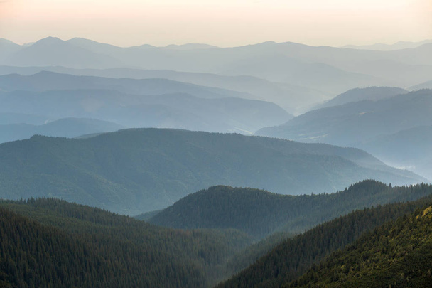 Paisaje vista de las majestuosas montañas verdes de los Cárpatos cubiertas wi
 - Foto, Imagen