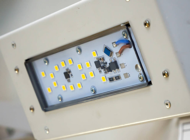 Lampadaire LED moderne dans un boîtier métallique
 - Photo, image