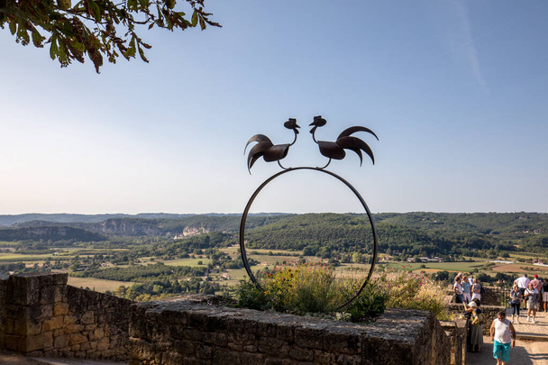 Gallos simbólicos y vista del valle del Dordoña desde las murallas del casco antiguo de Domme, Dordoña, Francia
 - Foto, Imagen