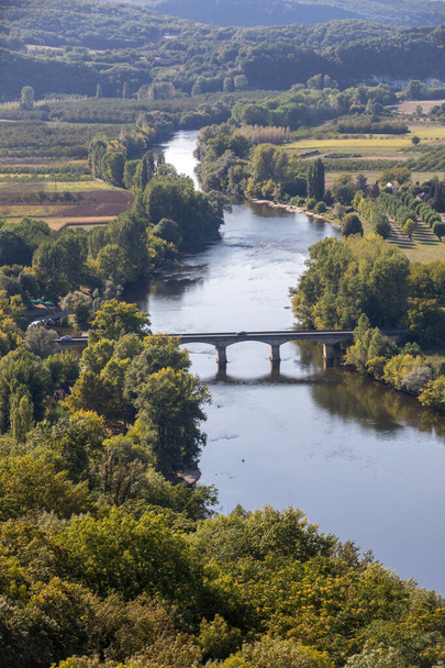 Kilátás a Dordogne folyóra és a Dordogne völgyre Domme óvárosának faláról, Dordogne, Franciaország - Fotó, kép