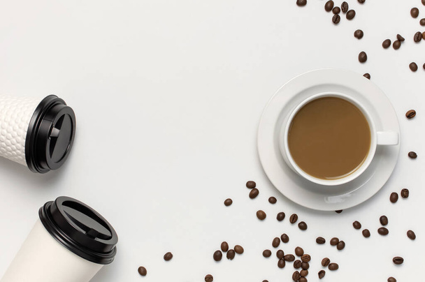 Бумажная чашка кофе или чая, белая чашка с кофе, кофейная фасоль на светлом фоне с плоским видом сверху. Убери чашку кофе, макет. Минимальная композиция, компоновка
 - Фото, изображение