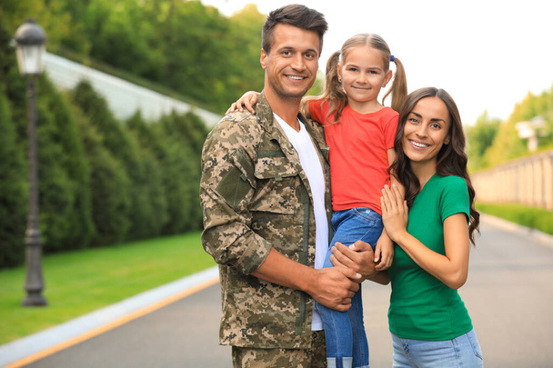 Man in military uniform with his family  at sunny park - Φωτογραφία, εικόνα