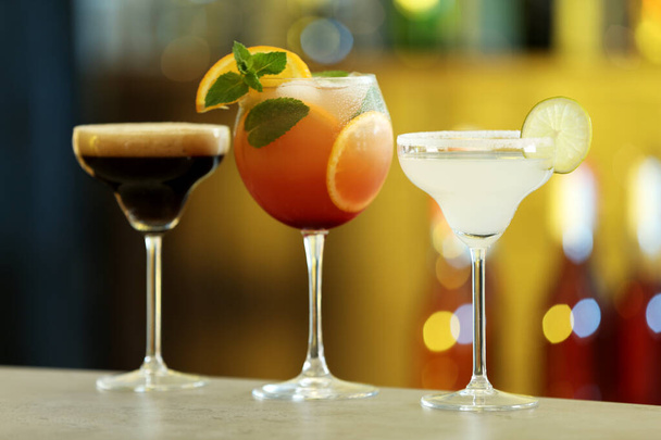 Bar tezgahında farklı taze alkollü kokteyller satır - Fotoğraf, Görsel