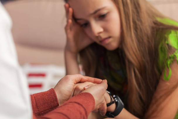 Counseling professional proberen om comfort te bieden aan trieste tiener - Foto, afbeelding
