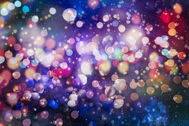 Peu de neige fond de Noël. Flocons de neige volants subtils et étoiles sur fond de nuit bleu foncé. Modèle de superposition de flocon de neige argent d'hiver magnifique
. - Photo, image
