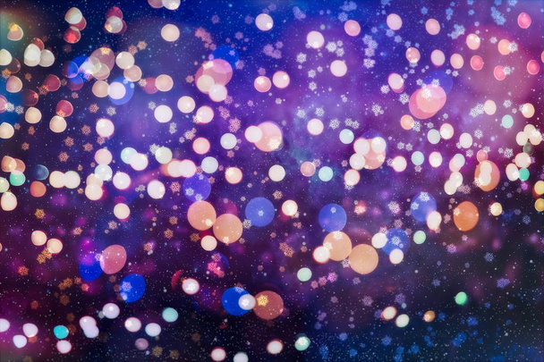 Peu de neige fond de Noël. Flocons de neige volants subtils et étoiles sur fond de nuit bleu foncé. Modèle de superposition de flocon de neige argent d'hiver magnifique
. - Photo, image