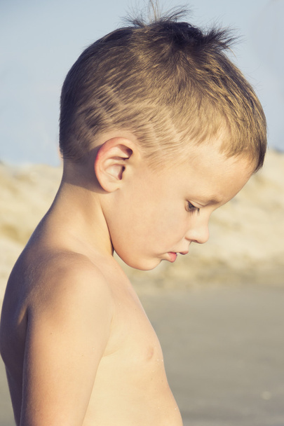 Retrato de un niño pequeño parado en la playa
 - Foto, imagen