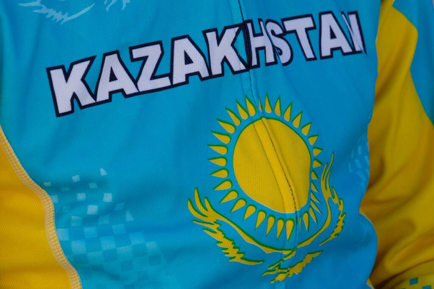 カザフスタンのスポーツウェア選手。碑文は、ワシと胸に太陽。共和国の国家シンボル。サイクリングや自転車に乗る。スポーツのイベント. - 写真・画像
