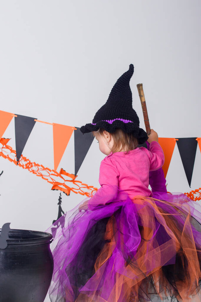 Маленькая девочка на Хэллоуин, декор для праздника
. - Фото, изображение