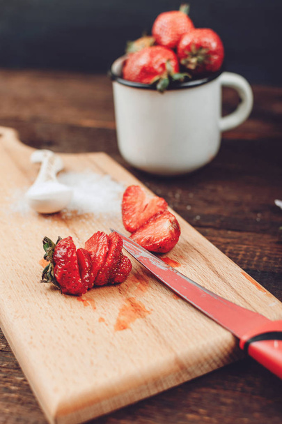 Red sliced strawberry prepared for fruit dryer rack. Fresh straw - Zdjęcie, obraz