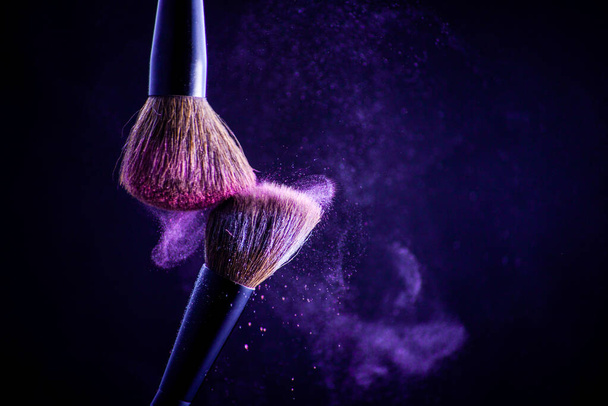 Makeup brush with pink on the black background - Valokuva, kuva